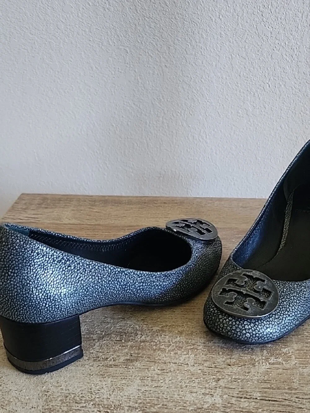 Tory Burch Green Pebbled Leather Pumps with Logo Medallion